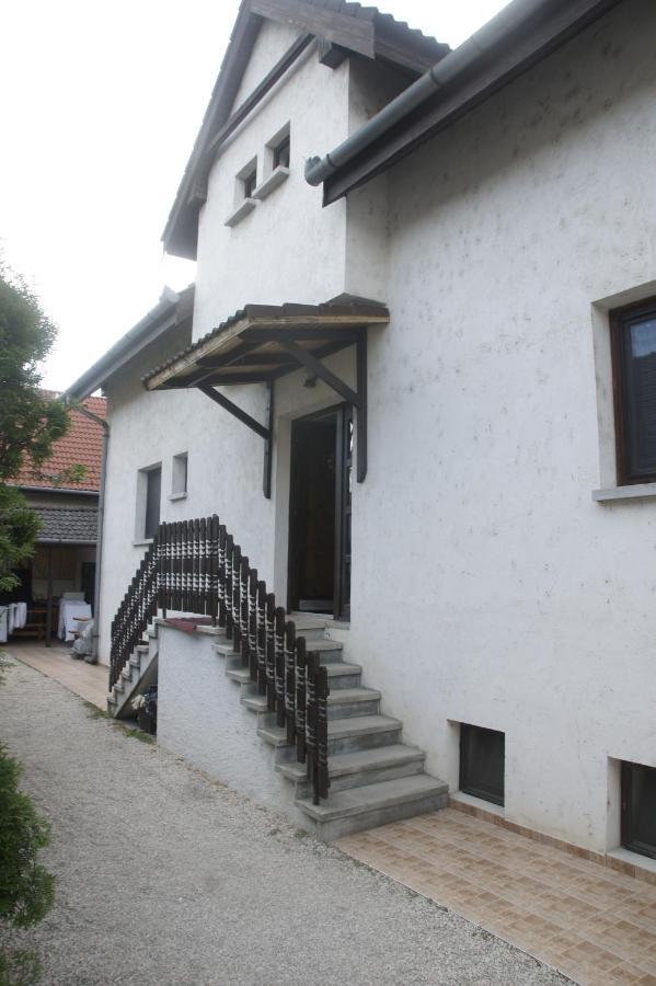 Szuzanna Fenyves Panzio Bed and Breakfast Siófok Buitenkant foto